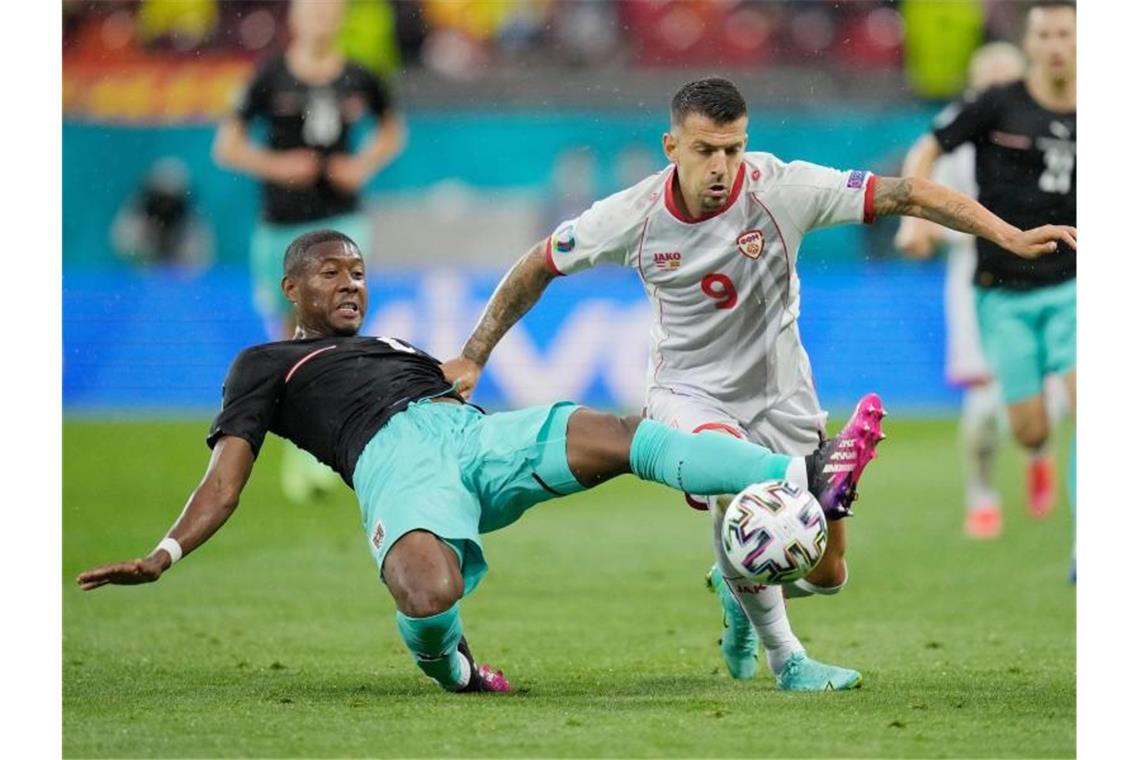 Tränen bei Joker Gregoritsch: Österreich schreibt Geschichte Österreichs David Alaba (l) und Aleksandar Trajkovski von Nordmazedonien kämpfen um den Ball. Foto: Vadim Ghirda/AP Pool/dpa