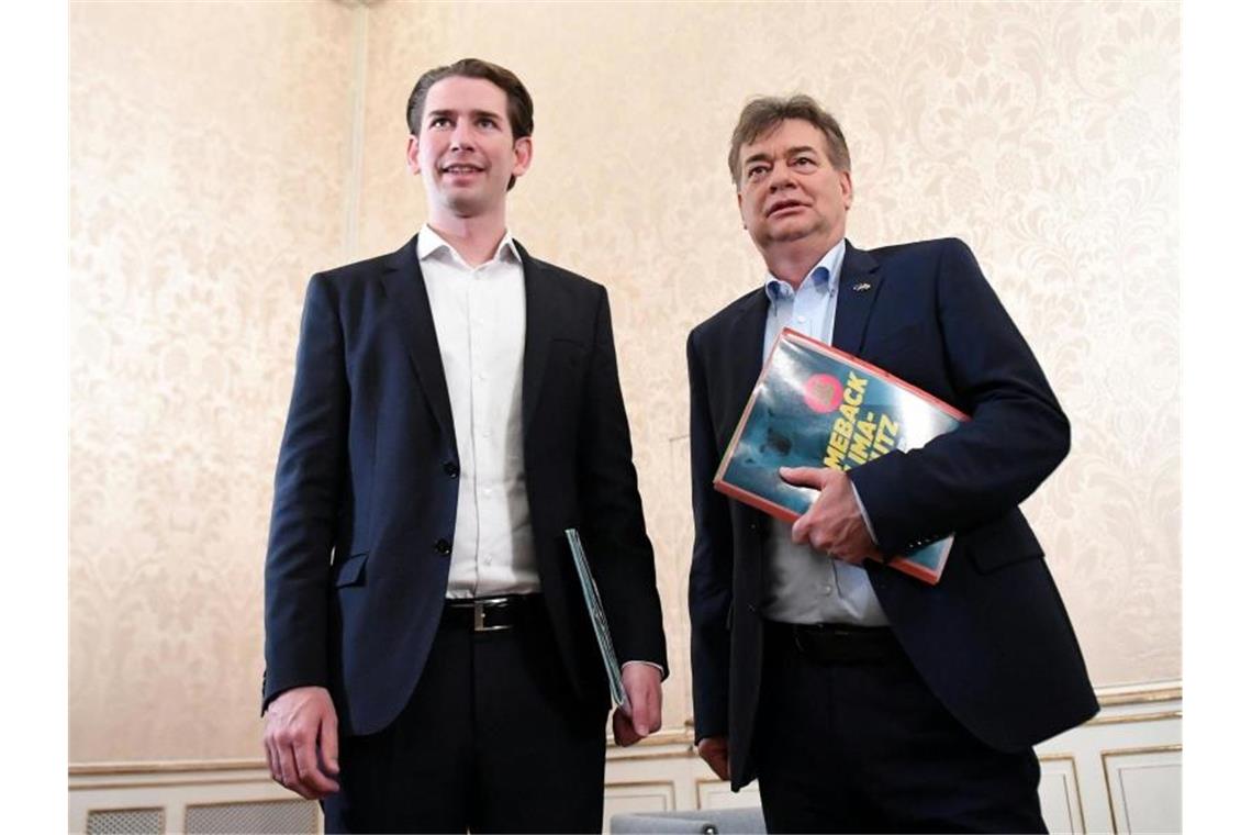 Österreichs Ex-Kanzler Sebastian Kurz (ÖVP) und Grünen-Chef Werner Kogler. Foto: Helmut Fohringer/APA/dpa