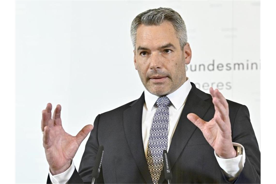 Wiener Terroranschlag: Behörden hatten wichtige Hinweise Österreichs Innenminister Karl Nehammer geht nicht mehr von mehreren Tätern aus. Foto: Hans Punz/APA/dpa