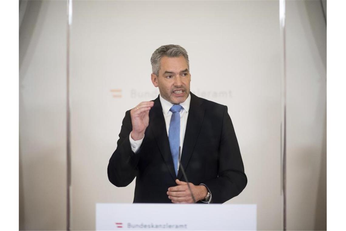 In Österreich endet Lockdown für Ungeimpfte Österreichs Kanzler Karl Nehammer zufolge soll über eine Rücknahme der einschränkenden Maßnahmen entschieden werden, sobald der Höhepunkt der fünften Corona-Welle erreicht sei. Foto: Michael Gruber/AP/dpa