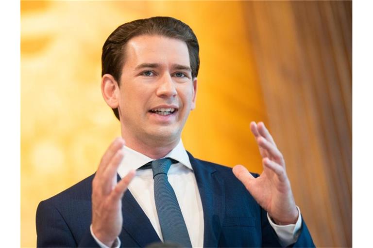 Österreichs Kanzler Sebastian Kurz gibt vor einer Kabinettssitzung ein Statement ab. Foto: Georg Hochmuth/APA/dpa