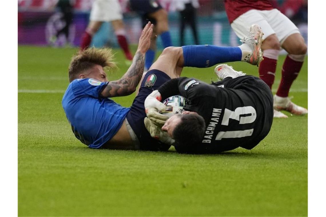 In der Verlängerung: Joker bringen Italien ins Viertelfinale Österreichs Torhüter Daniel Bachmann (r) ist vor Stürmer Ciro Immobile am Ball. Foto: Frank Augstein/Pool AP/dpa