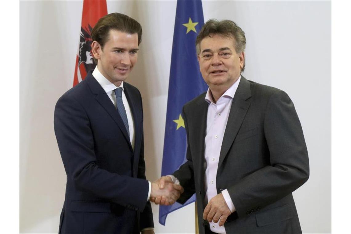 ÖVP-Chef Sebastian Kurz (l) und Grünen-Chef Werner Kogler haben sich auf ein Regierungsbündnis geeinigt. Foto: Ronald Zak/AP/dpa