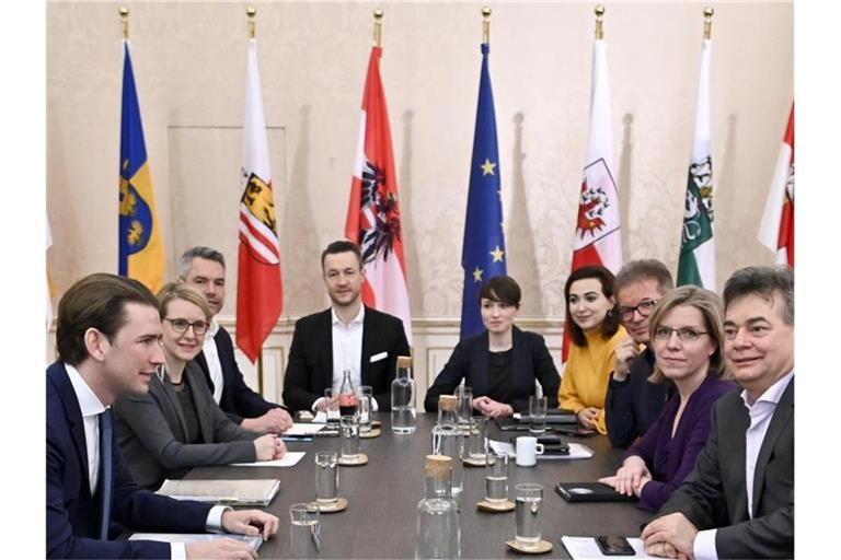 ÖVP-Chef Sebastian Kurz (l) und Grünen-Chef Werner Kogler (r) sitzen bei der Fortsetzung der Koalitionsgespräche am Tisch. Foto: Herbert Neubauer/APA/dpa