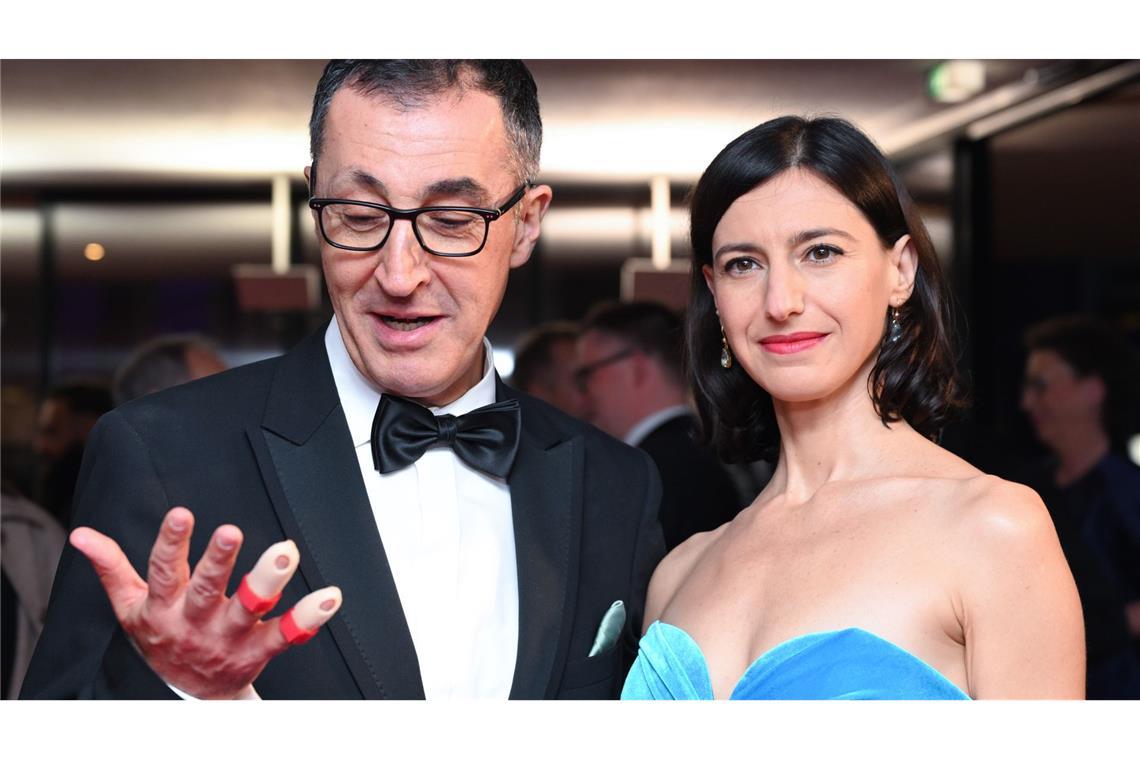 Özdemir mit gebrochenen Fingern und Partnerin Flavia Zaka beim Landespresseball 2025 in Stuttgart.