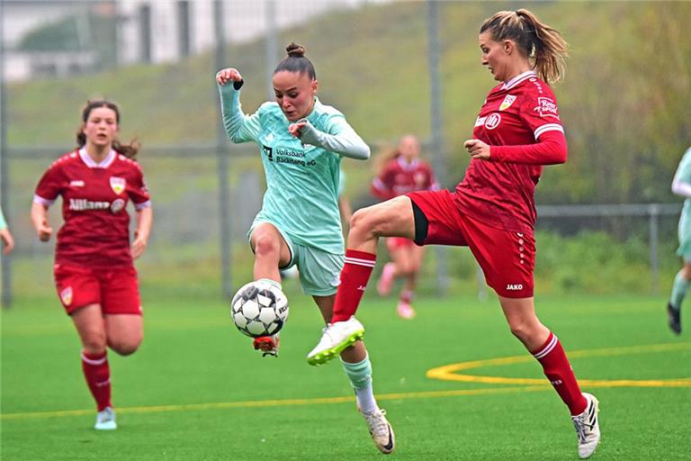 Özge Samdanli (Mitte) und die SGM-Frauen haben dem Tabellenführer VfB Stuttgart II einen harten Kampf geliefert, am Ende aber 0:2 verloren. Foto: Tobias Sellmaier