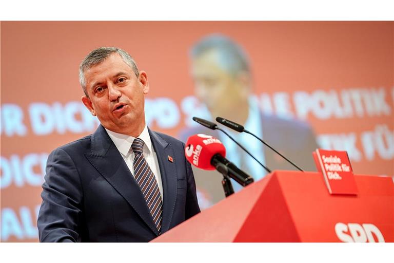 Özgür Özel, CHP-Vorsitzender spricht beim SPD-Bundesparteitag.