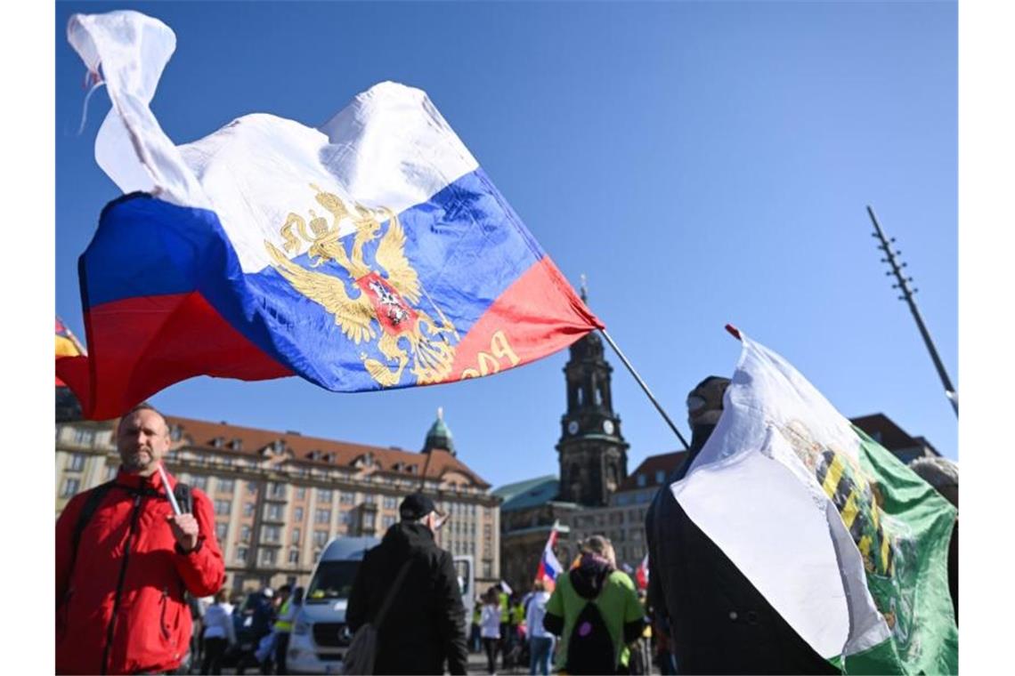 Corona-Gegner schwenken Russland-Fahnen bei Demo in Dresden Offenbar um Solidarität mit Russland zu zeigen, werden Russland-Fahnen auf der Demo in Dresden geschwenkt. Foto: Robert Michael/dpa-Zentralbild/dpa