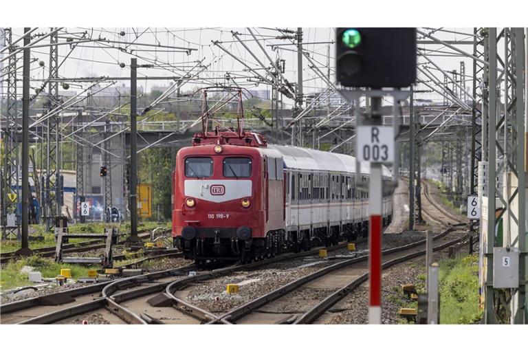 Offenbar verhinderten Personen im Gleis die Abfahrt des Zuges.