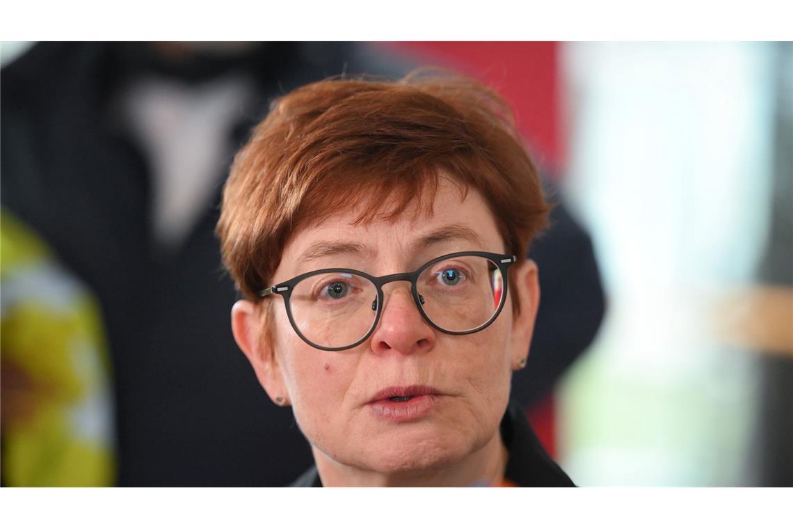 "Offenbar verstehen die Arbeitgeber immer noch nicht, dass es auf Dauer keine funktionierende ÖPNV-Daseinsvorsorge mehr geben kann, wenn wir jetzt nicht entscheidend die Arbeitsbedingungen verbessern", sagt die stellvertretende Verdi-Vorsitzende Christine Behle zum erneuten Warnstreikaufruf. (Archivbild)