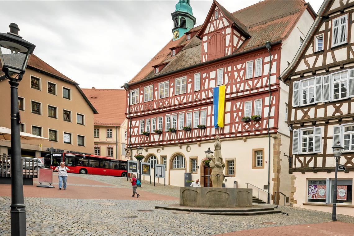 Offenbar wurde eine Scheibe mit einer Getränkedose eingeworfen. Archivfoto: Alexander Becher