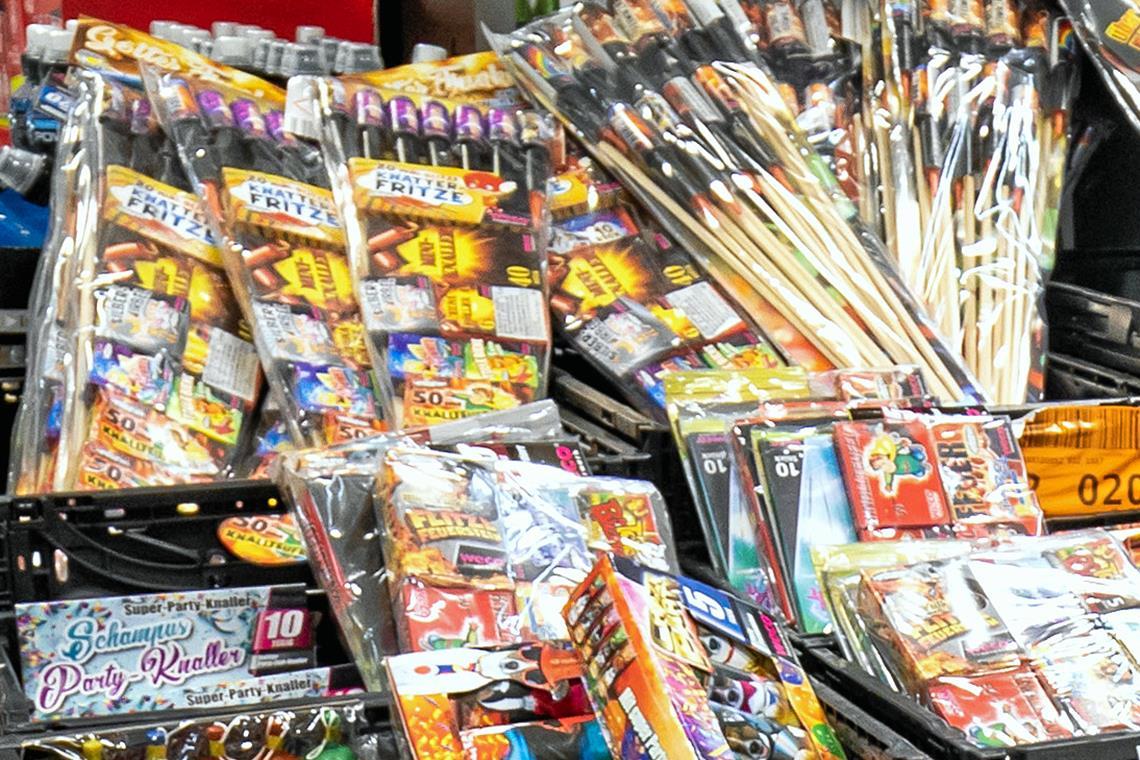 Offenbar wurde mit Feuerwerksraketen gezielt auf das Haus geschossen. Symbolfoto: Alexander Becher