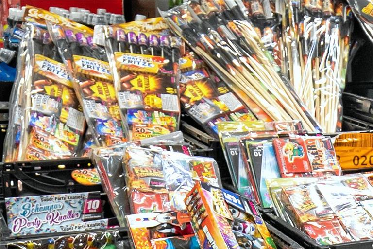 Offenbar wurde mit Feuerwerksraketen gezielt auf das Haus geschossen. Symbolfoto: Alexander Becher