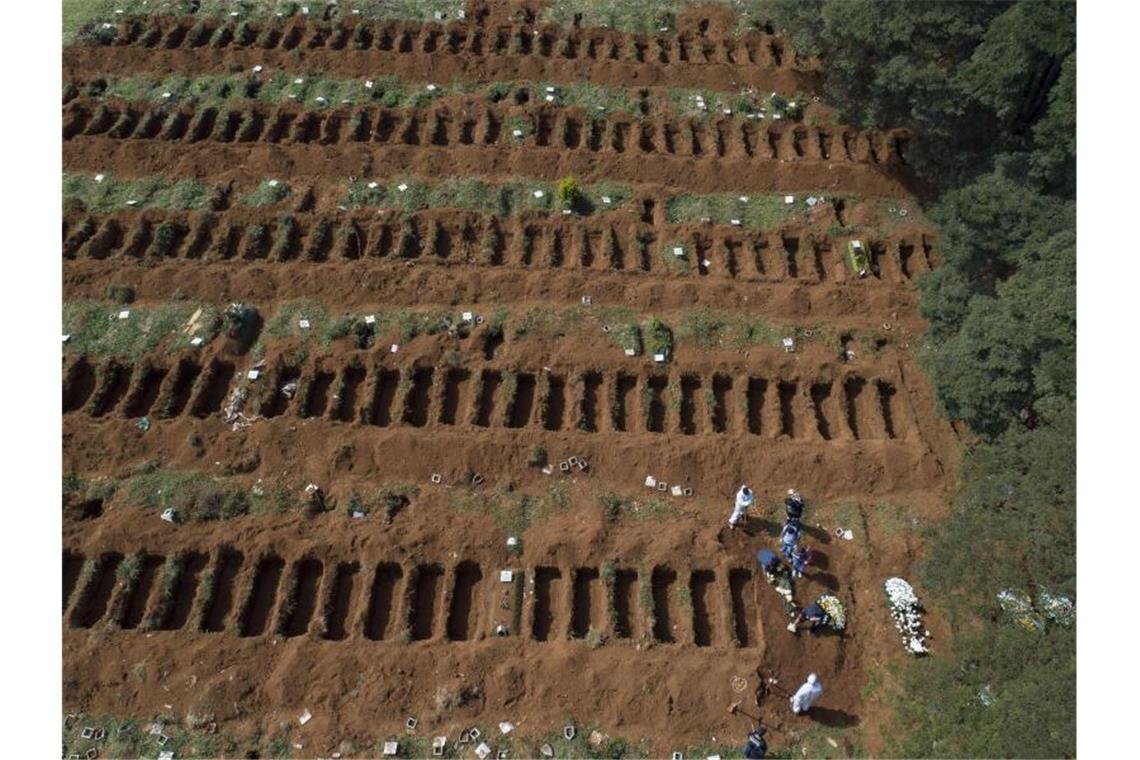 Offene Gräber auf dem Friedhof von Vila Formosa in Sao Paulo. Foto: Andre Penner/AP/dpa