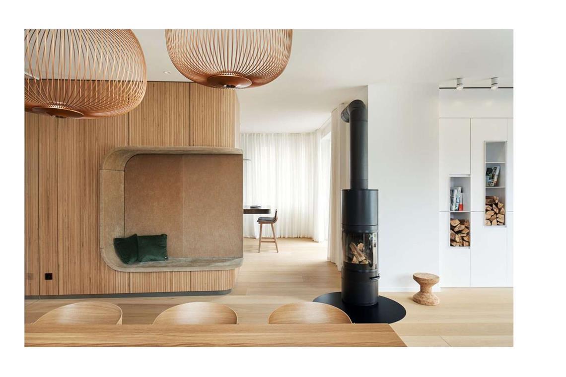 Offene Raumfolge zwischen Wohnzimmer und Küchen-Essbereich in dem Haus in Stuttgart Ost. Statt eines klassischen Wohnzimmers wünschten sich die Bauherren und ihre drei Kinder eine Wohnzimmerlounge – der Entwurf von Studio Alexander Fehre gefiel der gesamten Familie.