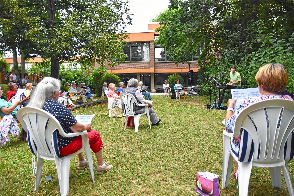 „Das Singen ist gut für die Seele“ Offenes Singen mit Abstand. Im Garten des Gemeindehauses Heininger Weg können Interessierte dienstags gemeinsam singen. Foto: T. Sellmaier