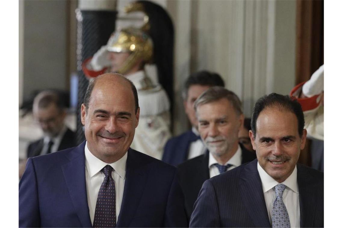 Offensichtlich bester Laune: Nicola Zingaretti (l.), Vorsitzender der Sozialdemokratischen Partei (PD) in Italien, nach einem Treffen mit Staatspräsident Mattarella. Foto: Andrew Medichini/AP