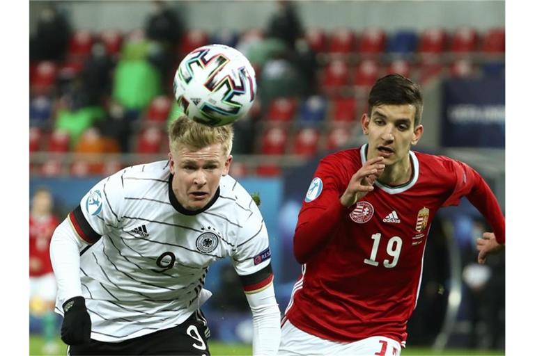 Offensivspieler Jonathan Burkardt (Deutschland) im Zweikampf mit Ungarns Laszlo Deutsch. Foto: Csaba Domotor/dpa