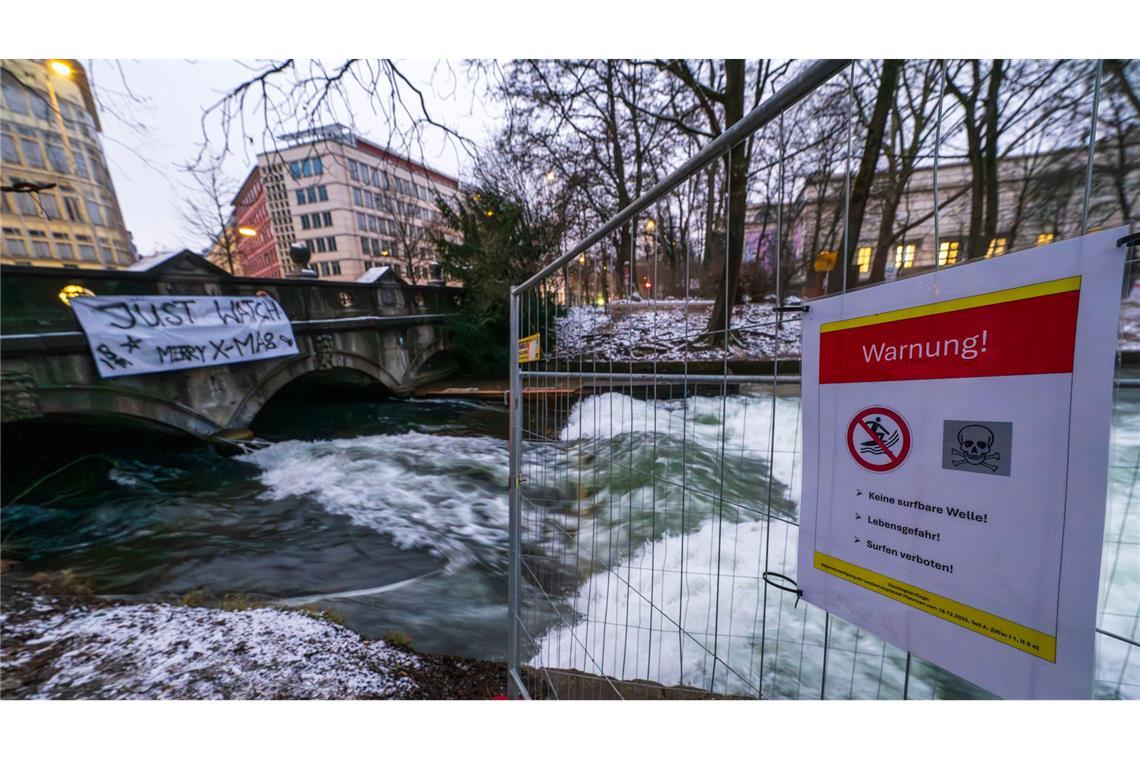 Eisbach-Surfer brechen Versuch zur Wellenrettung ab