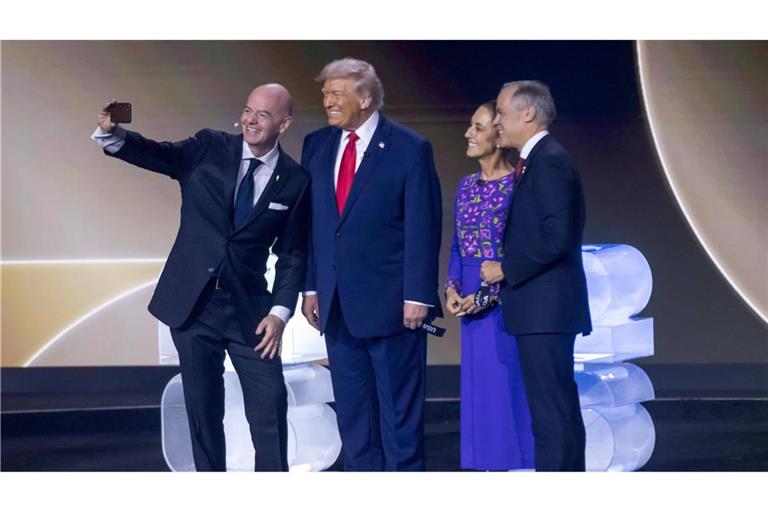 Offizielle Auslosung zur Fußball-WM 2026: FIFA-Präsident Gianni Infantino (l-r) mit US-Präsident Donald Trump, Mexikos Präsidentin Claudia Sheinbaum und Kanadas Premier Mark Carney im Kennedy Center (Archiv).