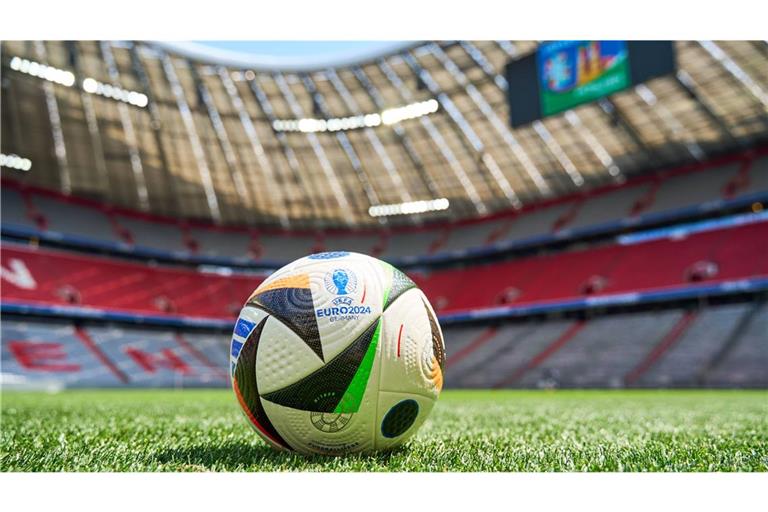 Offizieller Fußball der EM-2024 in der Allianz Arena. (Symbolbild)