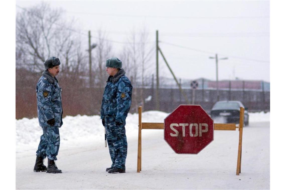 Offiziere der Spezialpolizei OMON stehen an einer Straßensperre unweit einer Strafkolonie in der Region Karelien. Foto: Kvitkevich Sergey/ITAR-TASS/dpa