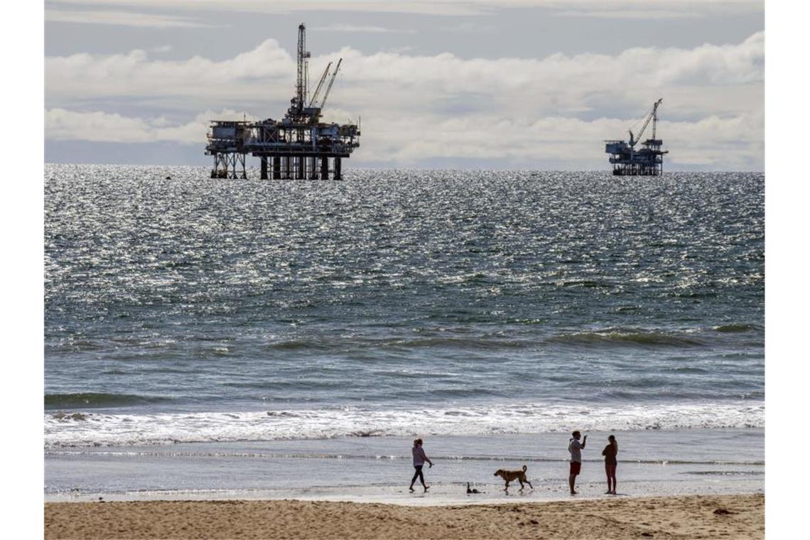 Offshore-Bohrplattformen auf der Suche nach Erdöl vor dem Huntington Dog Beach. Foto: Leonard Ortiz/Orange County Register via ZUMA/dpa