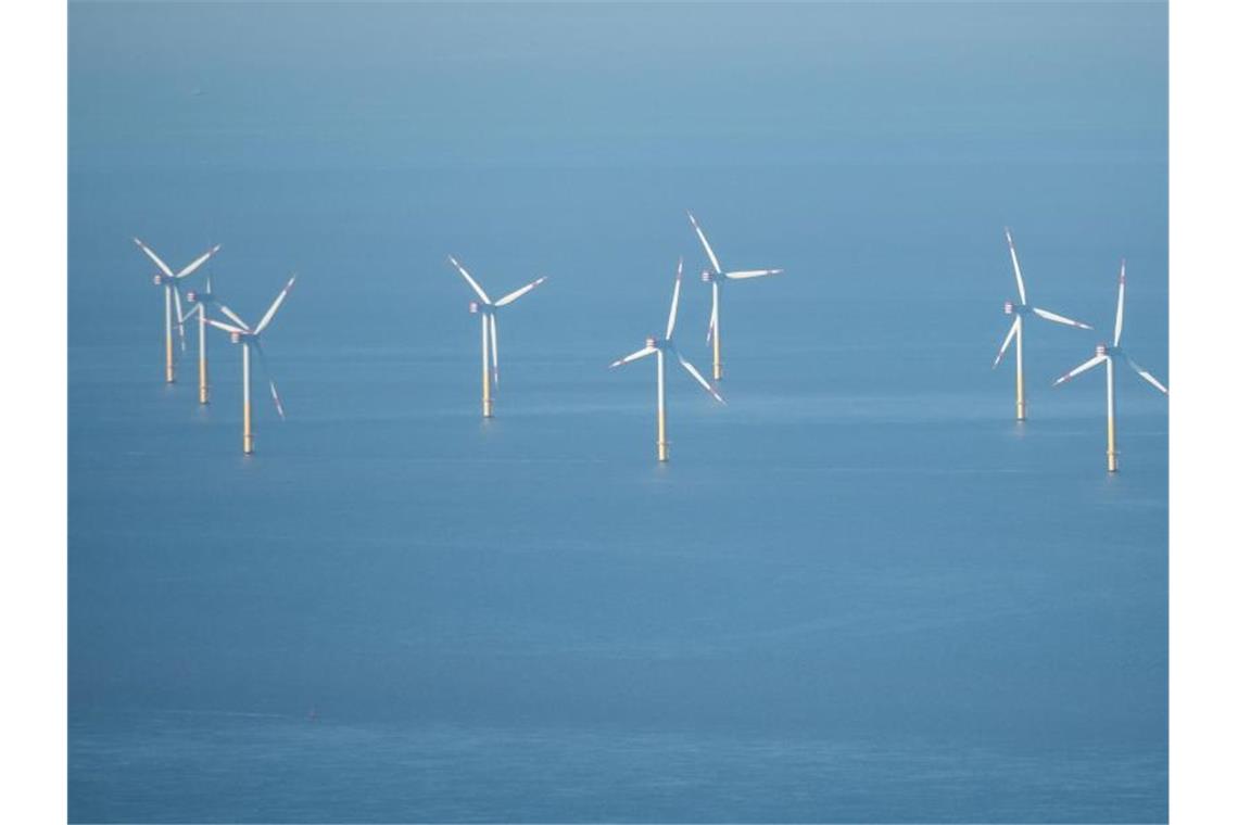 RWE und BASF planen gigantischen Windpark in der Nordsee Offshore-Windparks in der Nordsee gibt es bereits. Doch RWE und BASF wollen nun einen der größten Windparks weltweit bauen (Symbolbild). Foto: Sina Schuldt/dpa