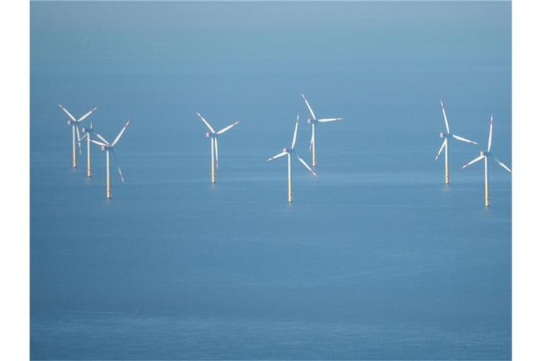 Offshore-Windparks in der Nordsee gibt es bereits. Doch RWE und BASF wollen nun einen der größten Windparks weltweit bauen (Symbolbild). Foto: Sina Schuldt/dpa