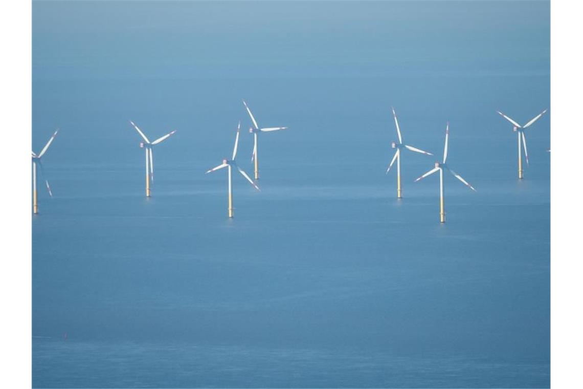 EU-Kommission will mehr Windstrom Offshore-Windparks sollen nach dem Willen der EU weiter ausgebaut werden. Foto: Sina Schuldt/dpa
