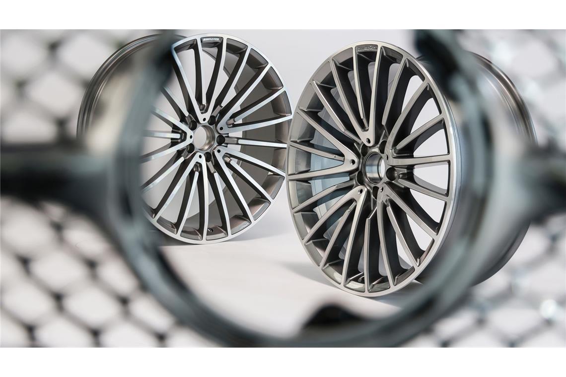 Produktfälscher bauen sogar komplette Mercedes-Modelle nach Oft nicht sofort zu erkennen: AMG-Felgen, Fälschung (links) und Original (rechts).