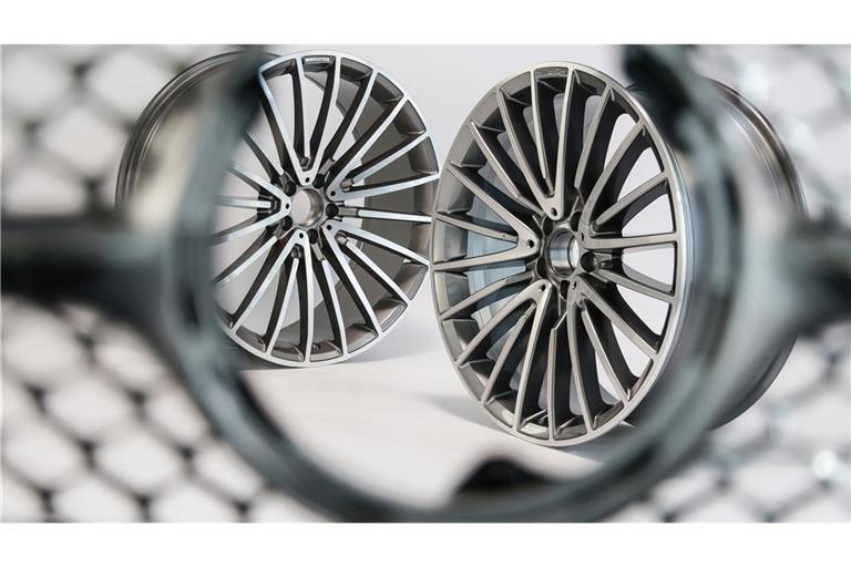 Oft nicht sofort zu erkennen: AMG-Felgen, Fälschung (links) und Original (rechts).