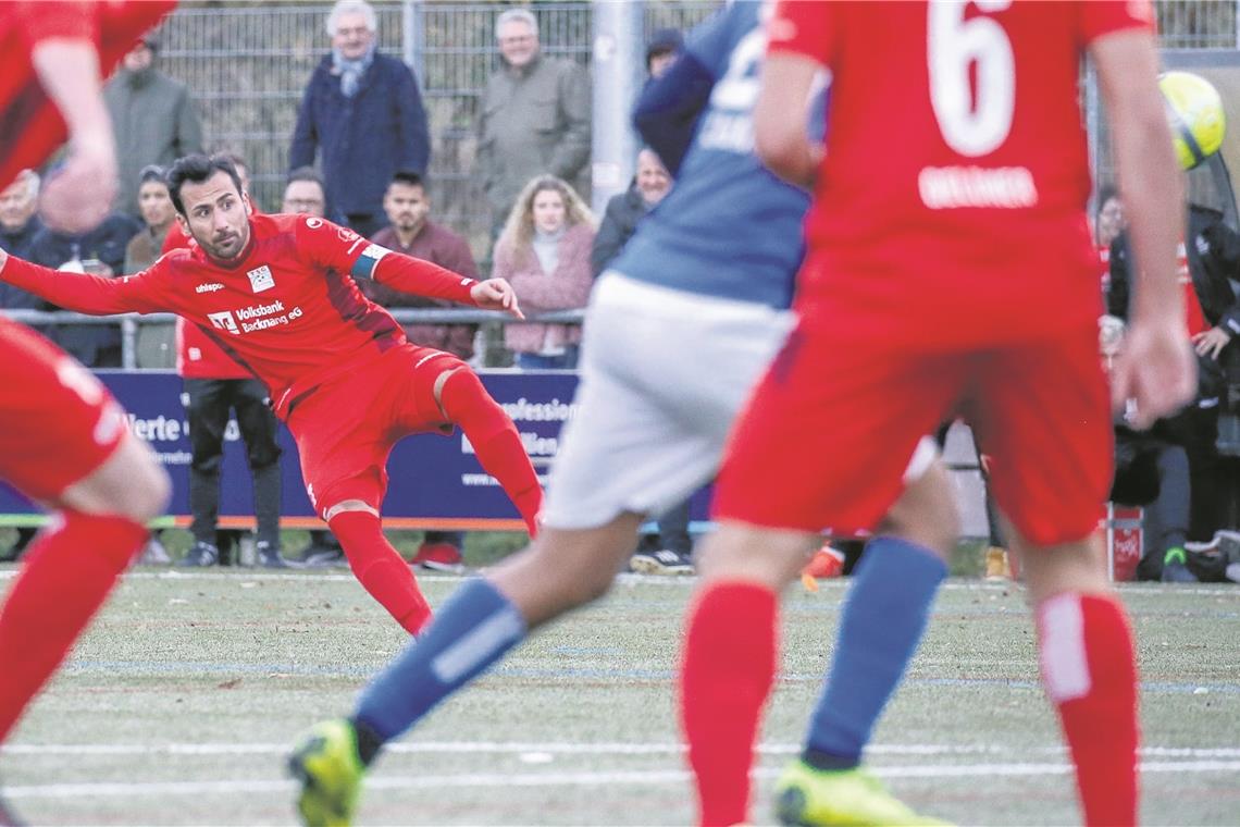 Mit Oguzhan Biyik gegen den Zwölften Oguzhan Biyik (hinten) wird wahrscheinlich morgen nach seiner Daumenverletzung wieder für die TSG spielen. Foto: A. Becher