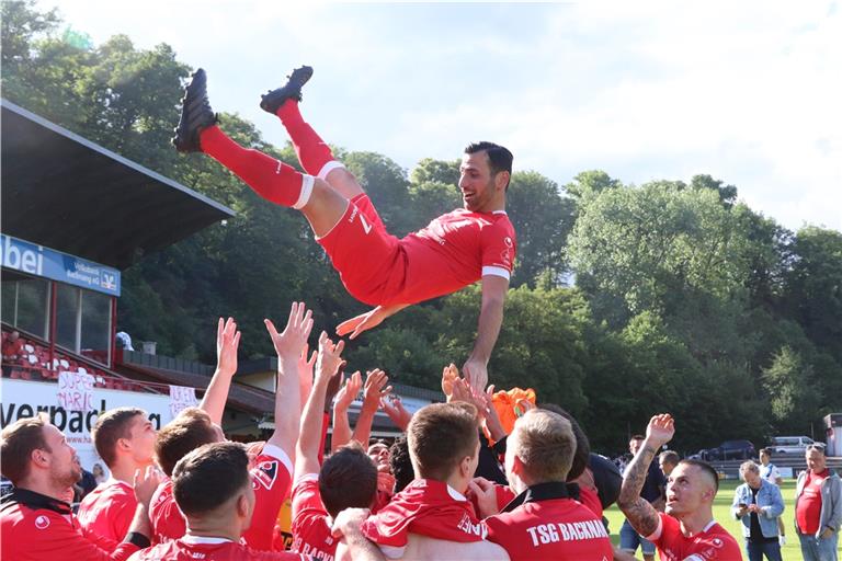 Oguzhan Biyik wurde nach zehn Jahren bei der TSG Backnang als Spieler verabschiedet. Der eigens beauftragte Fotograf wechselte gerade in dem Moment, als die Spieler Biyik hochleben ließen, sein Objektiv, Alexander Hornauer gelang das Bild. Foto: Alexander Hornauer