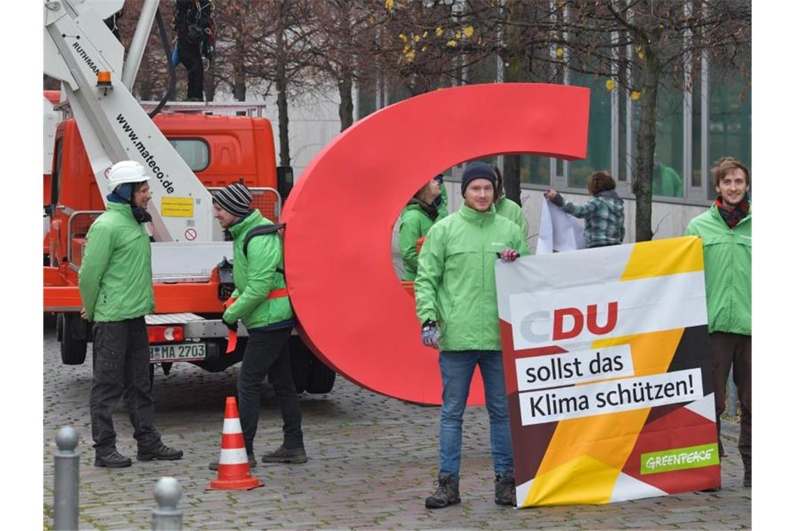 Oh Schreck, das C ist weg: Aktivisten von Greenpeace demonstrieren vor der CDU-Bundesgeschäftsstelle, dem Konrad-Adenauer-Haus. Foto: Paul Zinken/dpa