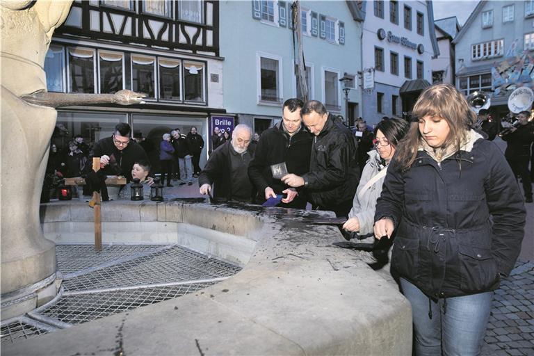 Oh weh, oh weh, die Geldbeutel sind leer und die Narren traurig: Der Fasching ist offiziell zu Ende, der Backnanger Karnevals-Club verabschiedet ihn bei der traditionellen Geldbeutelwäsche am Gänsebrunnen vor dem Rathaus. Foto: J. Fiedler