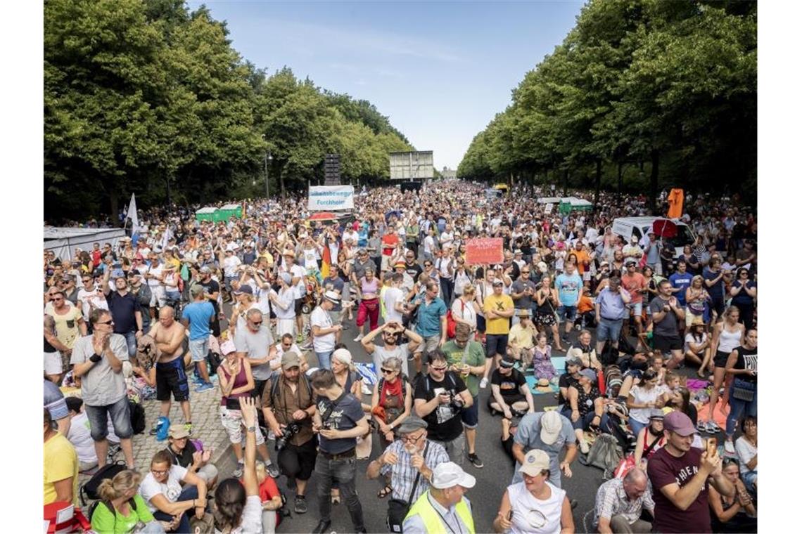 Umfrage: Viele für Strafen bei Verstößen gegen Demo-Auflagen Ohne Abstand und ohne Mundschutz stehen Tausende bei einer Kundgebung gegen die Corona-Beschränkungen in Berlin. Das sollte nach Meinung vieler härter bestraft werden. Foto: Christoph Soeder/dpa/Symbolbild