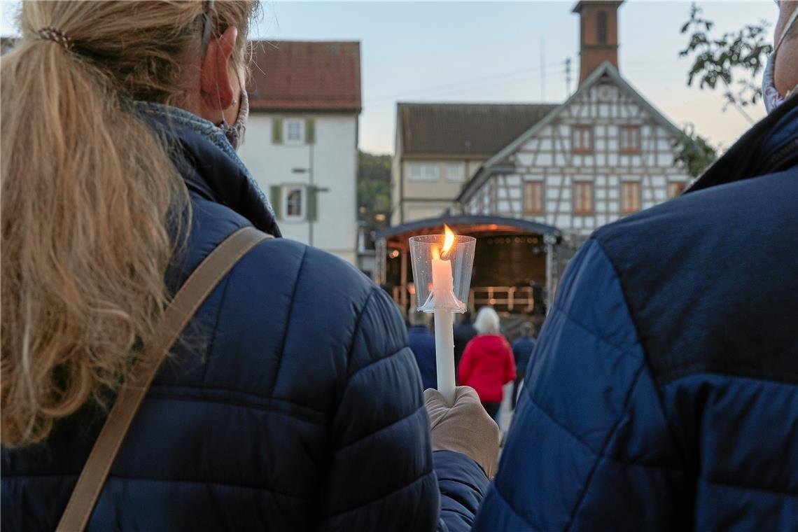 Auf der Straße in einer kalten Nacht Ohne Böllerschüsse, mit Kerzen, Singen, Beten und Erinnerungen: Feier zum 30. Jahrestag der Wiedervereinigung in Sulzbach. Foto: J. Fiedler