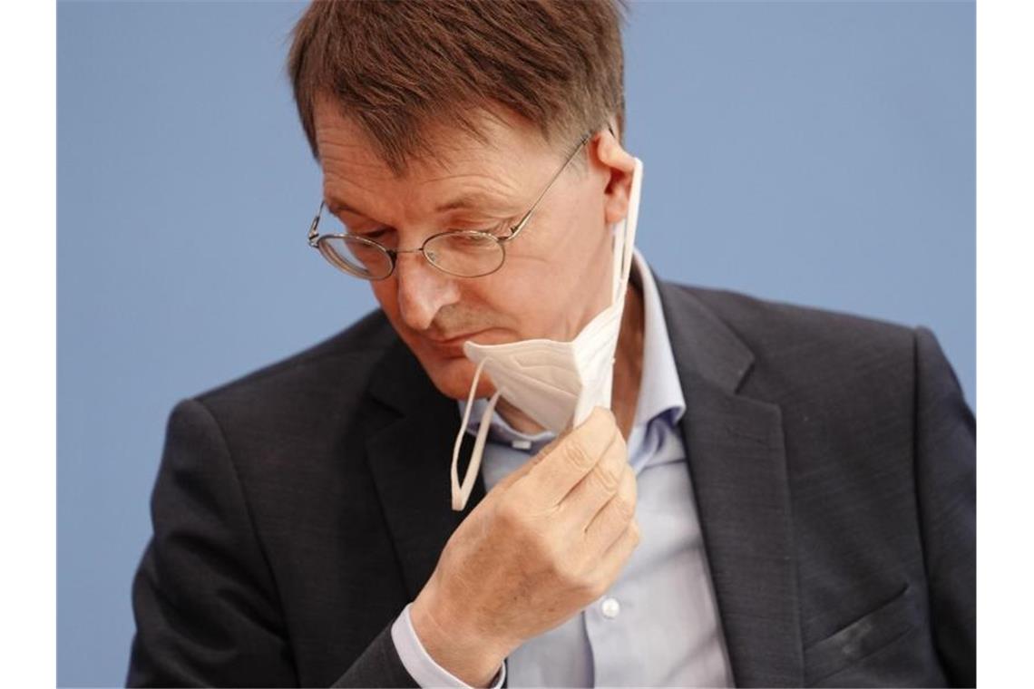Lauterbach dankt Beschäftigten im Gesundheitswesen „Ohne diese Arbeit könnten wir diese Herausforderung nicht bewältigen“: Zum Ende des zweiten Pandemie-Jahres wendet sich SPD-Gesundheitsminister Karl Lauterbach an Beschäftigte im Gesundheitswesen. Foto: Kay Nietfeld/dpa
