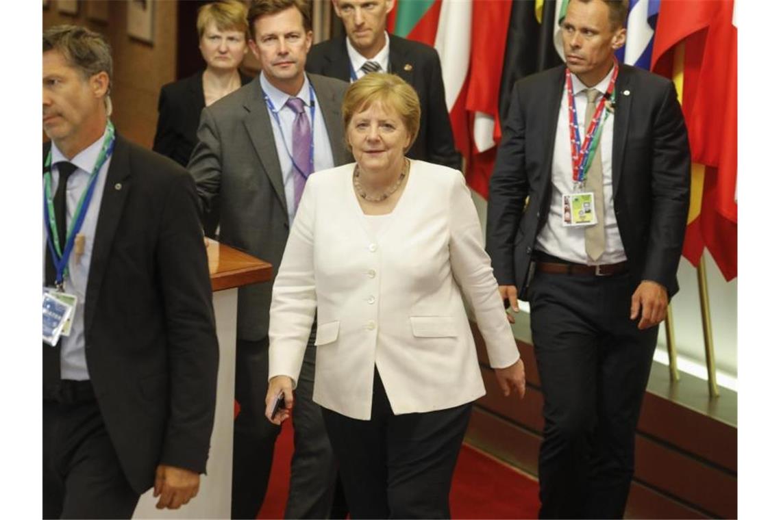 Keine Lösung im Ringen um EU-Spitzenjobs - Gipfel vertagt Ohne Ergebnis: Bundeskanzlerin Angela Merkel verlässt den EU-Gipfel. Foto: Thierry Roge/BELGA