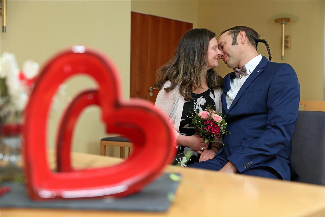 Ohne großes Tamtam, dafür mit Schnapszahldatum: Claudia Heizmann und Maik Zeidler geben sich das Ja-Wort im Standesamt Backnang. Foto: A. Becher