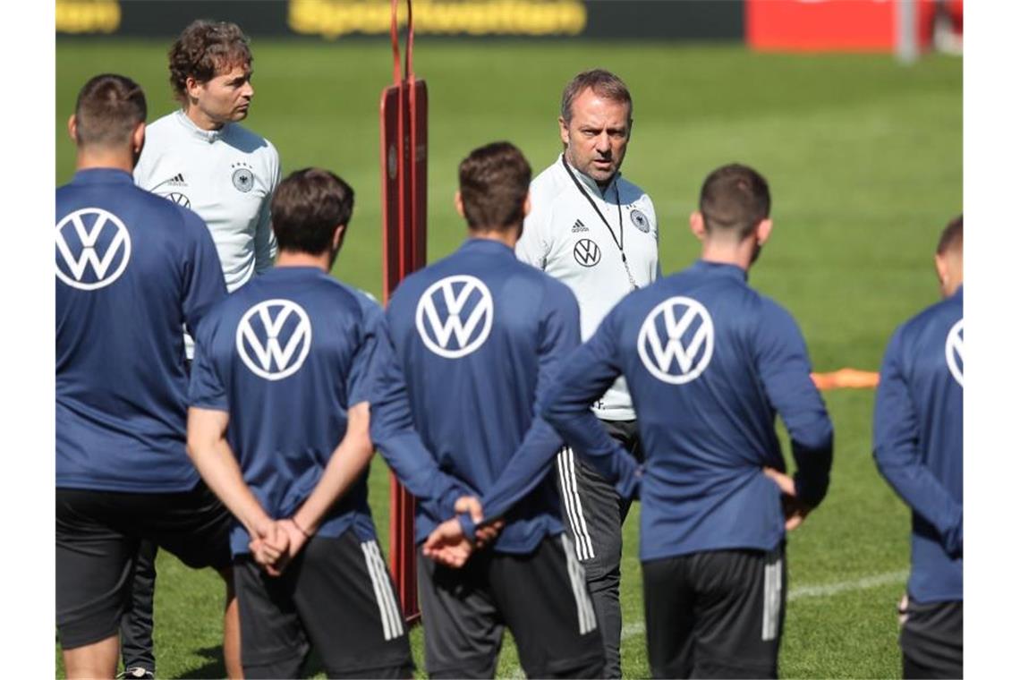 Flicks Bundestrainer-Premiere ohne Neuer und Müller Ohne Kapitän Manuel Neuer und Thomas Müller musste Bundestrainer Hansi Flick das finale Training für das Liechtenstein-Spiel abhalten. Foto: Tom Weller/dpa