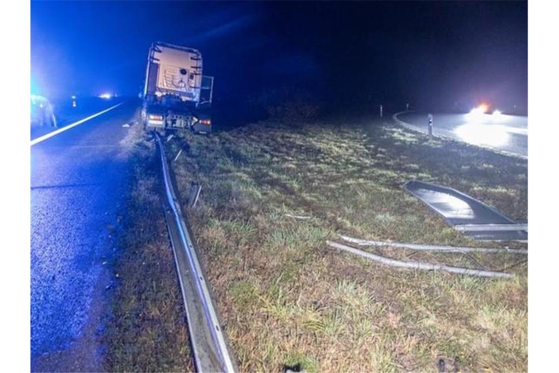 Schneise der Zerstörung: Unkontrollierter Lkw fährt über A3