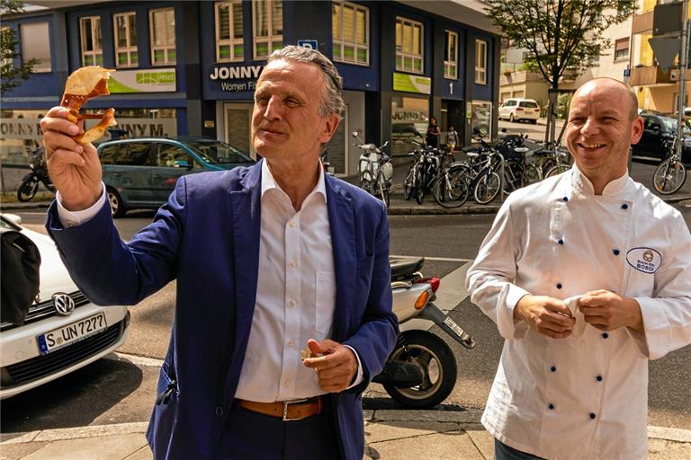 Ohne Krawatte auf Zuhörtour: Frank Nopper besucht im Wahlkampf zurzeit alle 23 Stuttgarter Stadtbezirke. Hier testet er im Stuttgarter Westen die Brezeln von Bäckermeister Justin Bosch. Foto: J. Kurwan