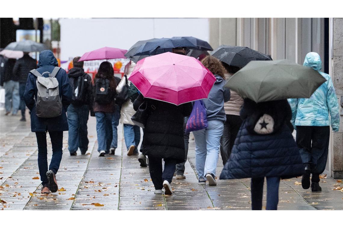 Ohne Regenschirm ging zeitweise nichts (Archivbild).