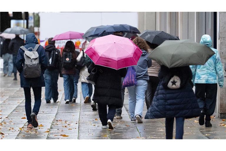 Von wegen golden – mehr Regen und weniger Sonne im Oktober  als sonst Ohne Regenschirm ging zeitweise nichts (Archivbild).