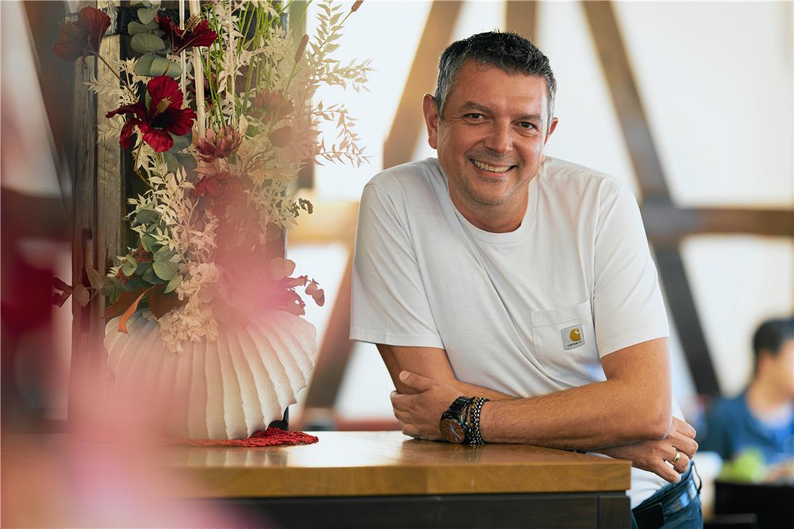 Ohne seine Armbänder trifft man Dimitrios Pinakas nie an. Einige stammen von griechisch-orthodoxen Klöstern, andere hat er geschenkt bekommen. Selbst nachts nimmt der Restaurantbesitzer den Schmuck nicht ab. Fotos: Alexander Becher