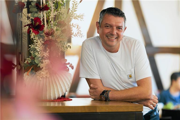 Ohne seine Armbänder trifft man Dimitrios Pinakas nie an. Einige stammen von griechisch-orthodoxen Klöstern, andere hat er geschenkt bekommen. Selbst nachts nimmt der Restaurantbesitzer den Schmuck nicht ab. Fotos: Alexander Becher
