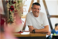 Ohne seine Armbänder trifft man Dimitrios Pinakas nie an. Einige stammen von griechisch-orthodoxen Klöstern, andere hat er geschenkt bekommen. Selbst nachts nimmt der Restaurantbesitzer den Schmuck nicht ab. Fotos: Alexander Becher