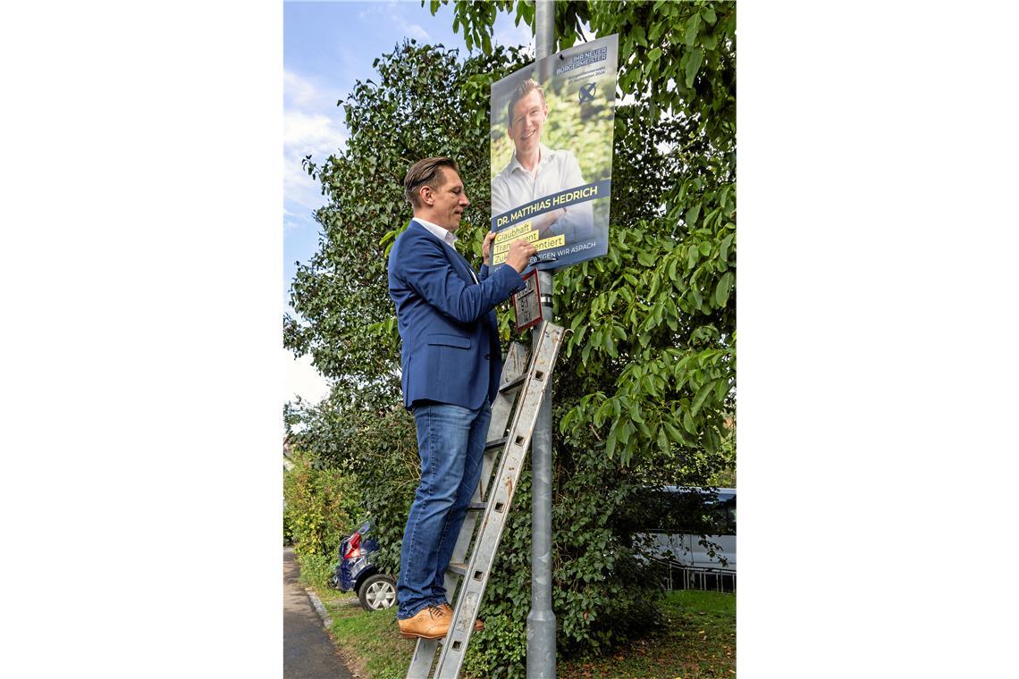 Ohne Sichtbarkeit geht es nicht: Matthias Hedrich versucht, bei den Wahlplakaten nachzuziehen, hier in Einöd bei Kleinaspach. Foto: Dietmar van der Linden